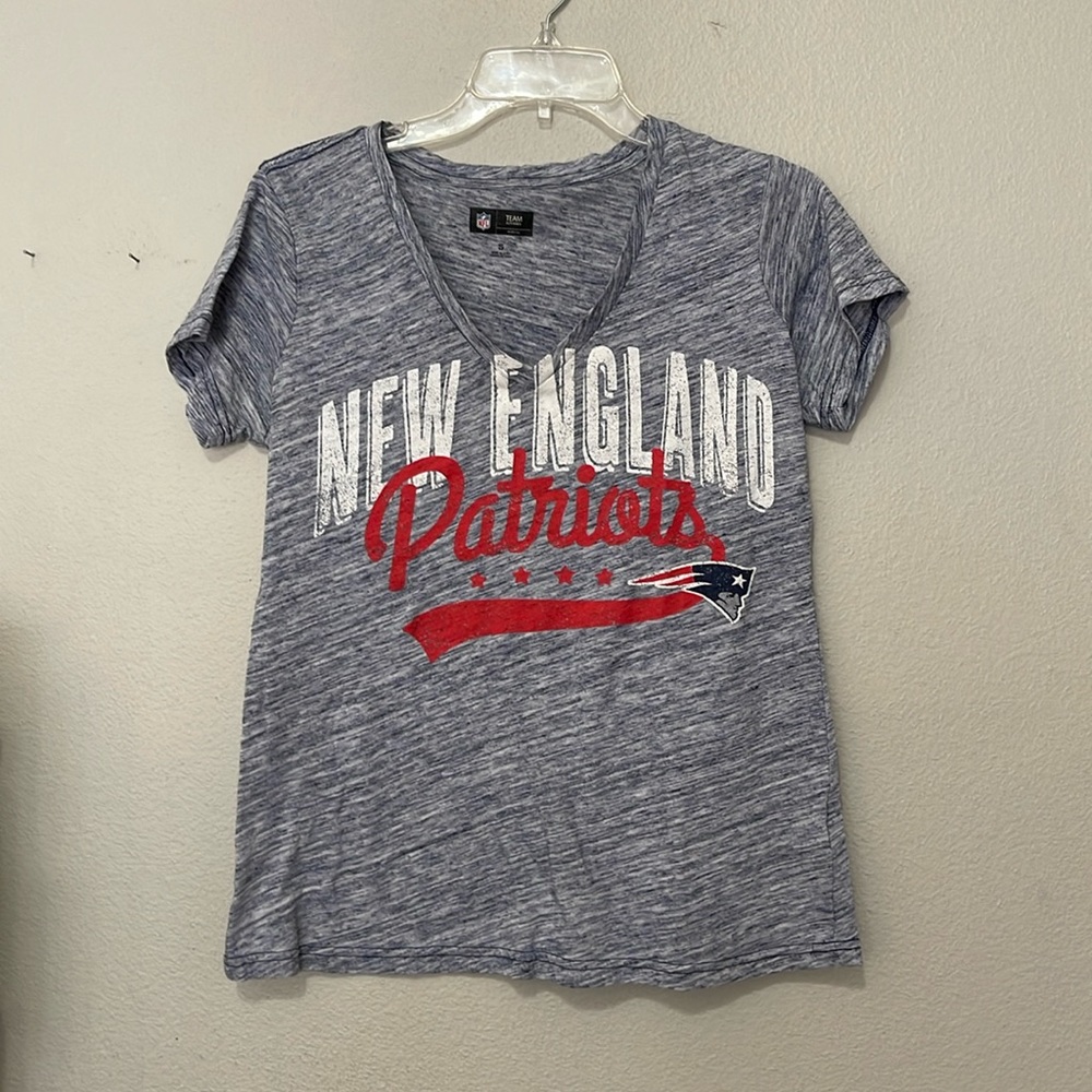 NEW ENGLAND PATRIOTS WOMEN’S V-NECK SHORT SLEEVE T-SHIRT